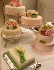 varias tartas de boda