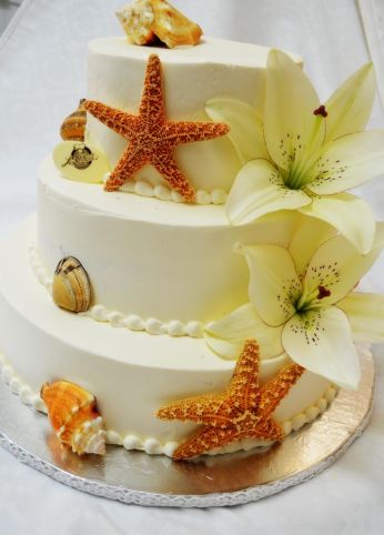 tarta de boda con estrellas de mar y flores de lis