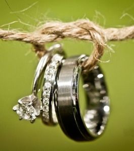 Anillo de compromiso y alianzas de boda. Imagen vía Pinterest.