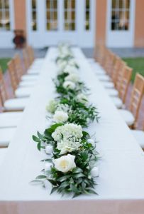 Decoración de mesa comunal de boda al aire libre. Vía Pinterest.