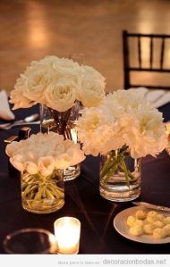 Centro de mesa sencillo con flores blancas. Vía Pinterest.