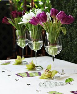 Centros de mesas originales con tulipanes. Vía Pinterest.