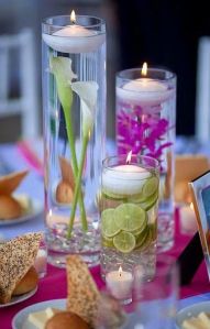 Centros de mesas de velas con flores y limones. Vía Pinterest.