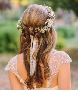 Novia con melena suelta y corona de flores. Vía Pinterest.