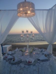 Centro de mesa de una boda en la playa. Vía Pinterest.