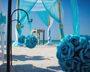 Decoración en tonos azules para una boda en la playa. Vía Pinterest.