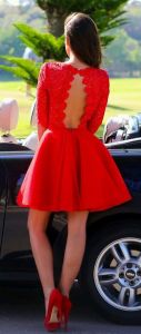 Vestido corto rojo con escote en la espalda. Imagen vía Pinterest.