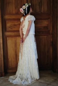 Vestido de novia romántico con corona de flores. Vía Pinterest.