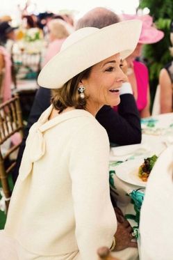 Madrina perfecta vestida de rosa pastel y sencillo sombrero. Vía Pinterest