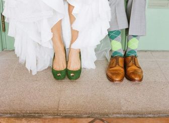 Zapatos de novia verdes a juego con los calcetines del novio. Vía Pinterest.
