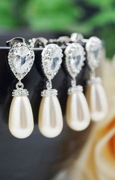 Maravillosos pendientes de novia con cristales de Swarovski. Vía Pinterest.