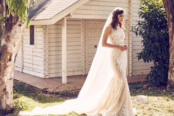 Romántica novia con vestido de estrass y transparencias, combinado con un largo velo. Vía Pinterest.