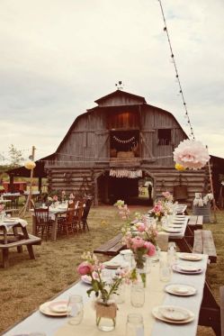Boda en un granja antigua con mesas y sillas vintage. Vía Pinterest.