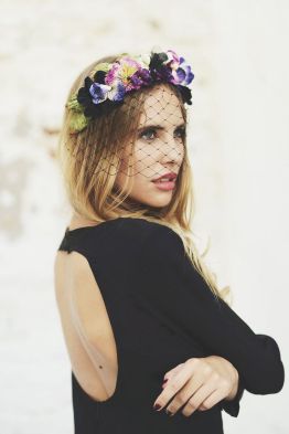 Look de novia para el día de su pedida, con corona de flores y sencillo vestido negro con escote en la espalda. Vía Pinterest.