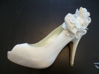 Zapato de novia Menbur tipo Peep toe en color ivory con lazo 45 euros.