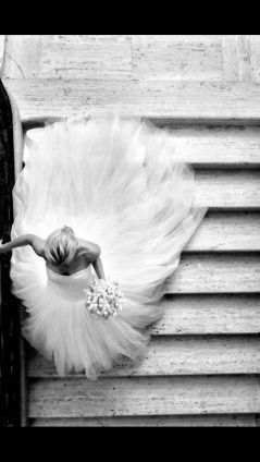 Espectacular imagen de una novia desde arriba bajando las escaleras. Vía Pinterest.