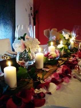 Centro de mesa cuidado y lleno de flores y velas para la cena con familiares en la pedida de mano. Vía Pinterest.