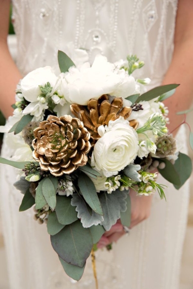 ramo-de-novia-combinado-pinas-verde-y-flores-blancas
