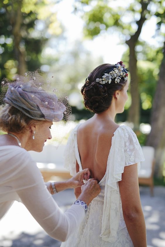 Cómo debe vestir la madre de la novia? Consejos y protocolo