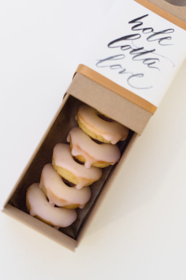 Donuts en cajita como detalle para los invitados. Foto: Rebecca Yale Photography