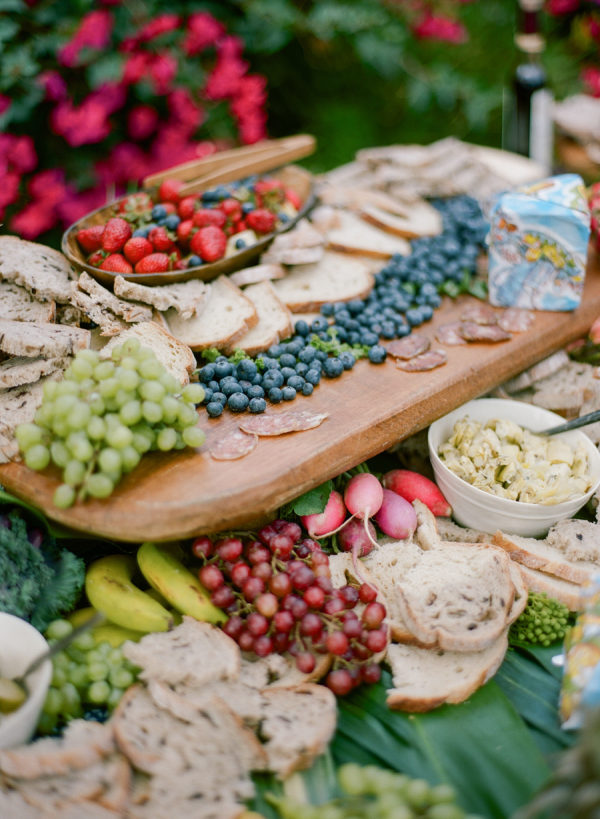 Tabla de quesos, frutas y pan. Foto: Rebecca Yale Photography